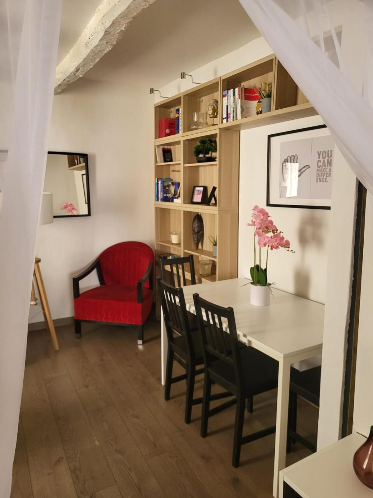 Spacious Town House With Balcony Монтаньяк Экстерьер фото