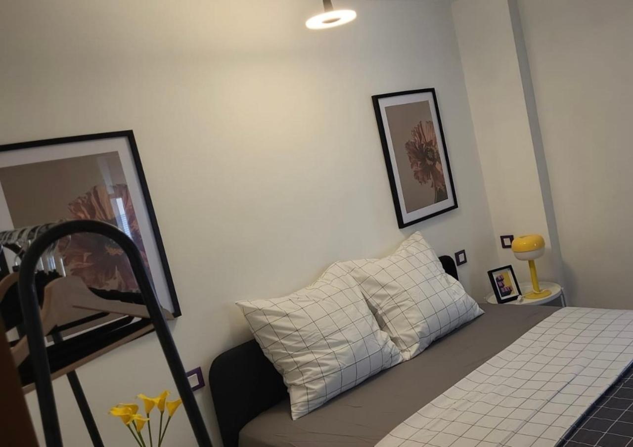 Spacious Town House With Balcony Монтаньяк Экстерьер фото
