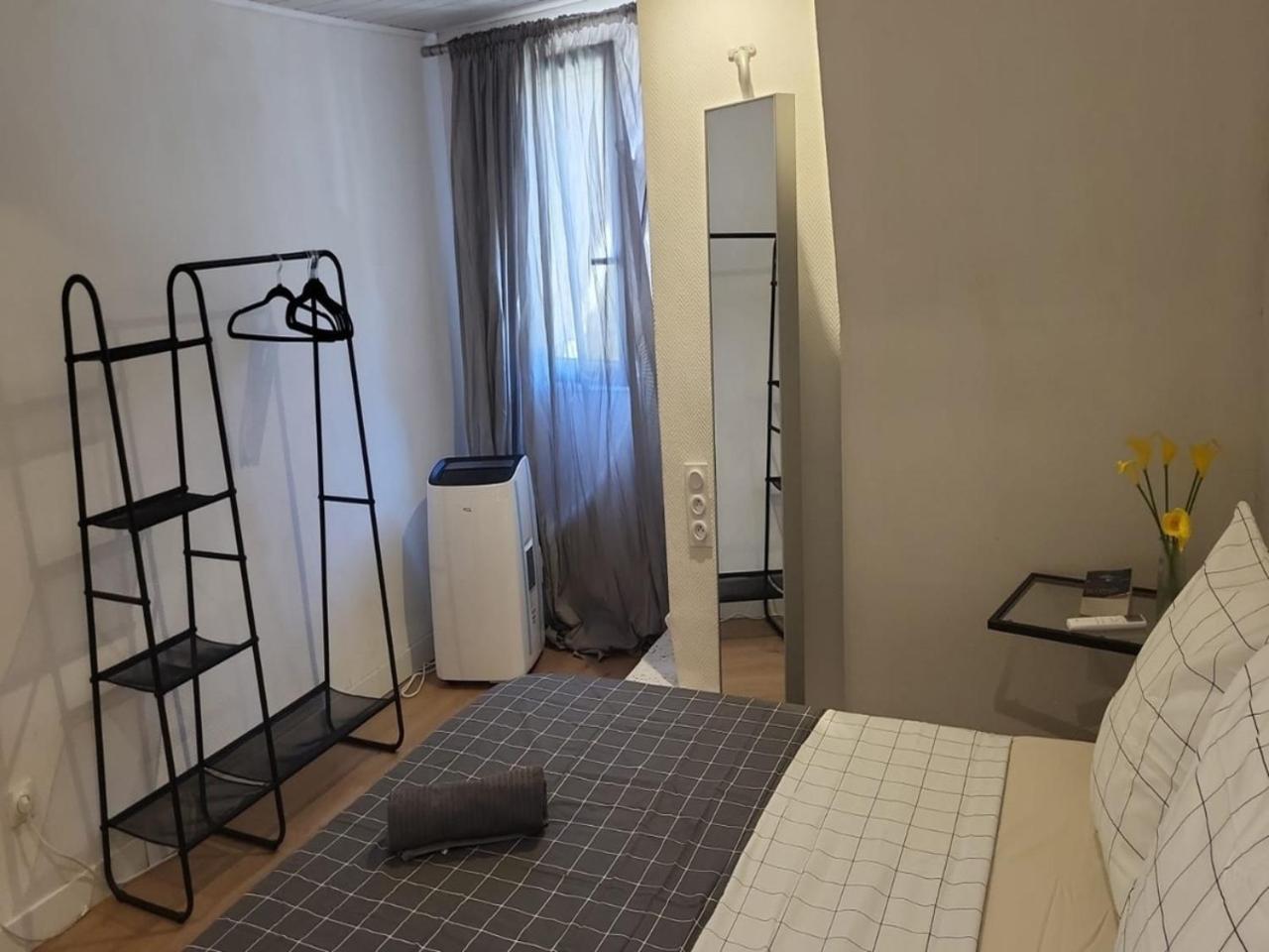 Spacious Town House With Balcony Монтаньяк Экстерьер фото