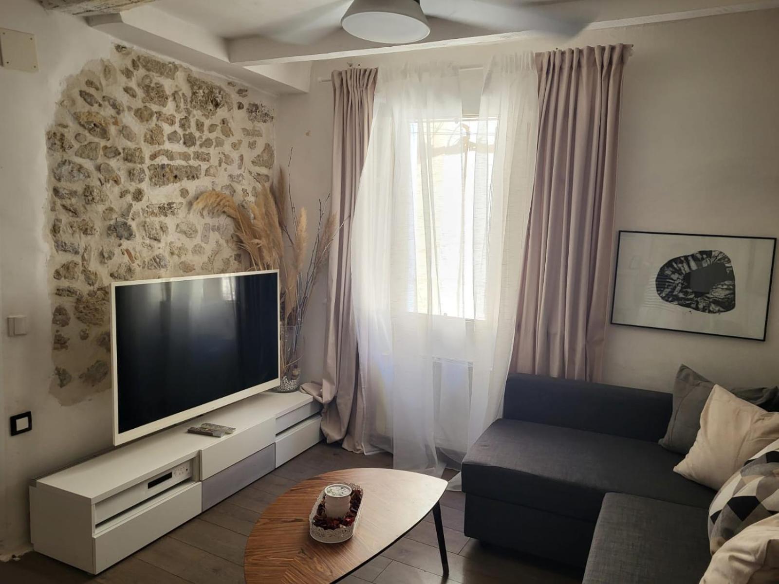 Spacious Town House With Balcony Монтаньяк Экстерьер фото