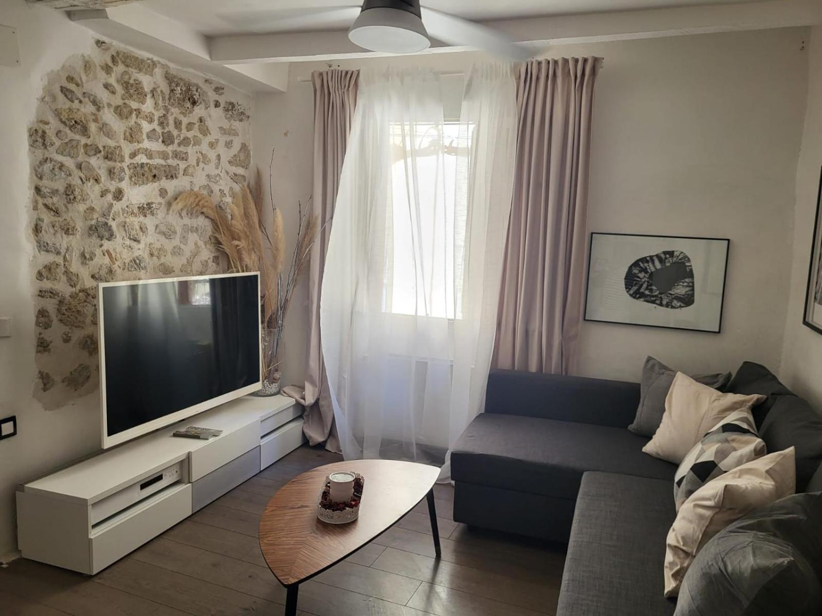 Spacious Town House With Balcony Монтаньяк Экстерьер фото